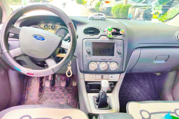 Used Ford Focus 2013 Hatchback Classic 1.8L Manual Base Model Center Console