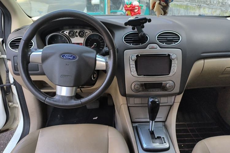 Used Ford Focus 2013 Hatchback Classic 1.8L Automatic Fashion Edition Center Console