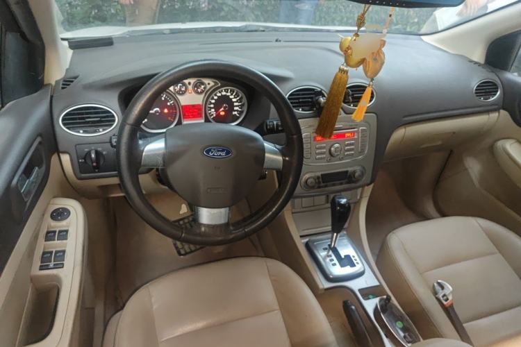 Used Ford Focus 2013 Sedan Classic 1.8L Automatic Fashion Edition Center Console