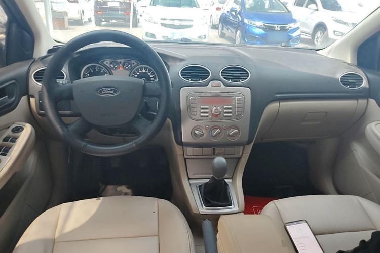 Used Ford Focus 2013 Sedan Classic 1.8L Manual Base Model Center Console
