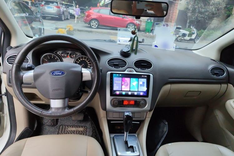 Used Ford Focus 2013 Hatchback Classic 1.8L Automatic Fashion Edition Center Console