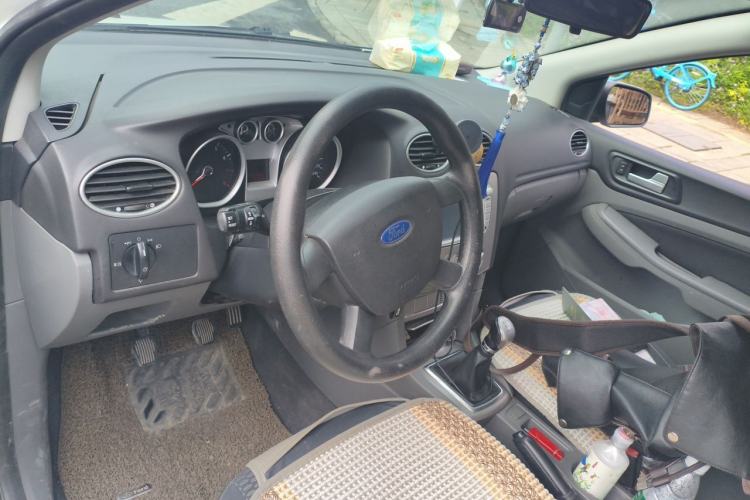 Used Ford Focus 2013 Hatchback Classic 1.8L Manual Base Model Center Console