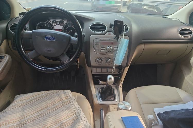 Used Ford Focus 2013 Sedan Classic 1.8L Manual Base Model Center Console