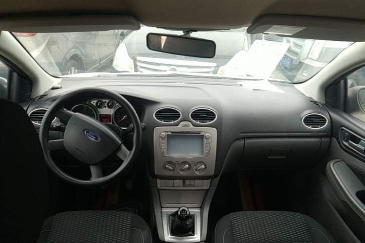 Used Ford Focus 2013 Hatchback Classic 1.8L Manual Base Model Center Console