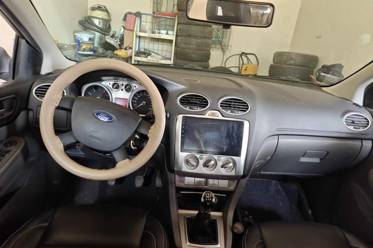 Used Ford Focus 2013 Hatchback Classic 1.8L Manual Base Model Center Console