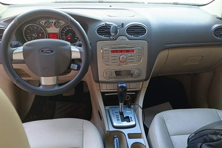 Used Ford Focus 2013 Hatchback Classic 1.8L Automatic Fashion Edition Center Console