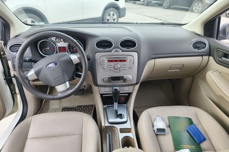 Used Ford Focus 2013 Sedan Classic 1.8L Automatic Fashion Edition Center Console