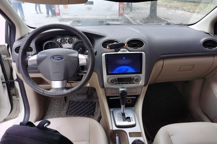 Used Ford Focus 2013 Hatchback Classic 1.8L Automatic Fashion Edition Center Console