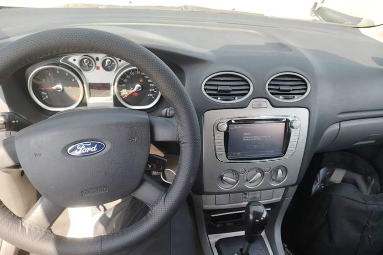 Used Ford Focus 2013 Hatchback Classic 1.8L Automatic Base Model Center Console