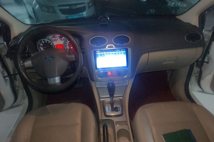 Used Ford Focus 2013 Hatchback Classic 1.8L Automatic Fashion Edition Center Console