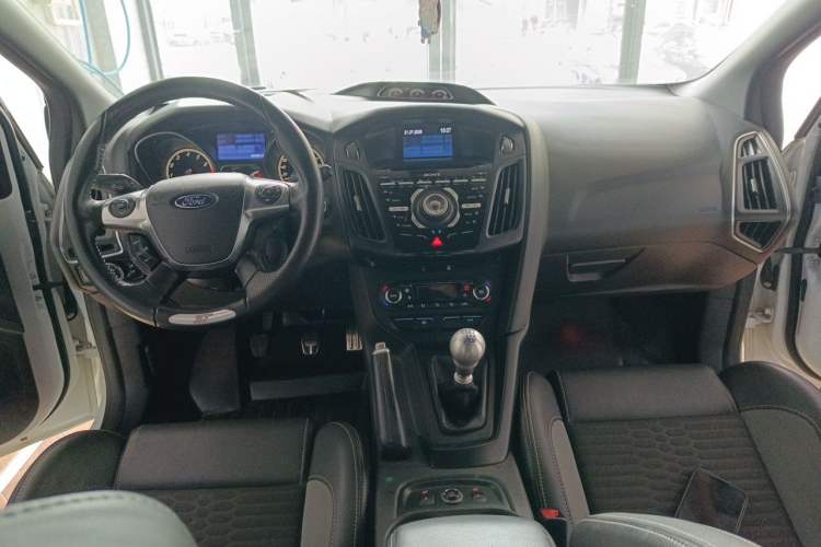 Used Ford Focus 2013 2.0T ST Standard Edition Center Console