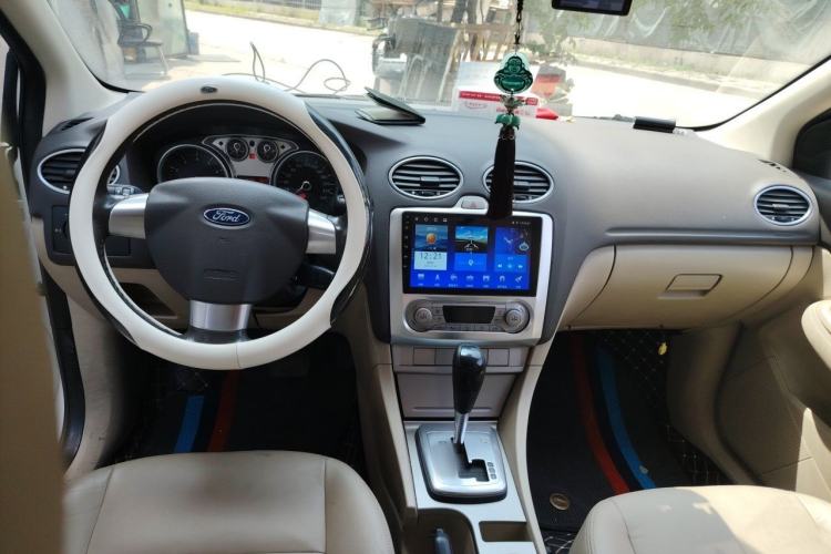 Used Ford Focus 2013 Hatchback Classic 1.8L Automatic Fashion Edition Center Console