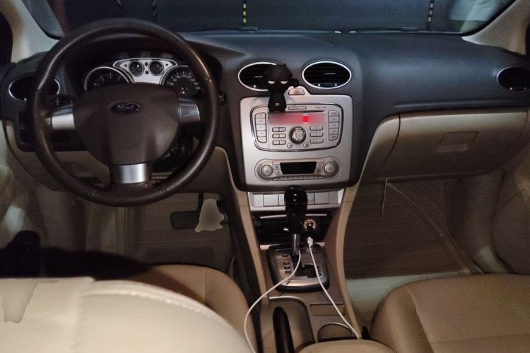 Used Ford Focus 2013 Hatchback Classic 1.8L Automatic Fashion Edition Center Console