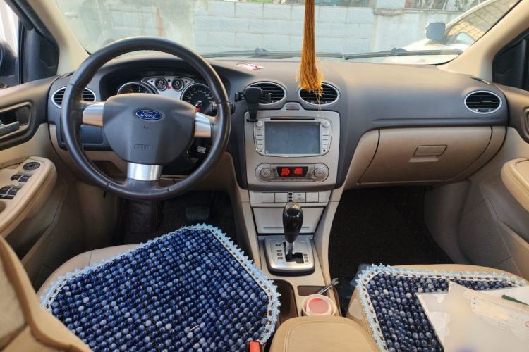 Used Ford Focus 2013 Sedan Classic 1.8L Automatic Fashion Edition Center Console