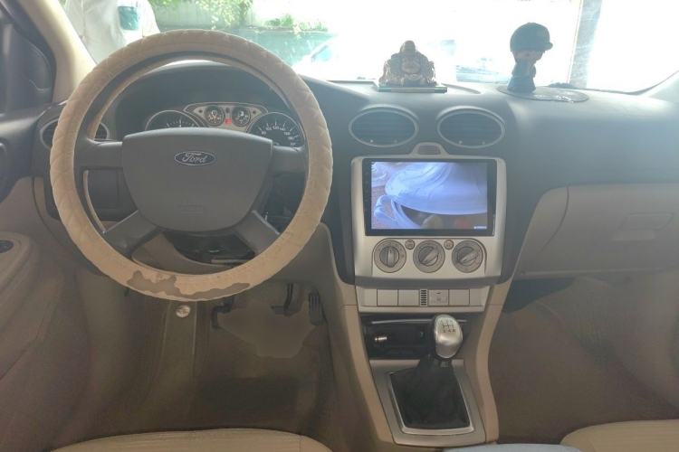 Used Ford Focus 2013 Sedan Classic 1.8L Manual Base Model Center Console
