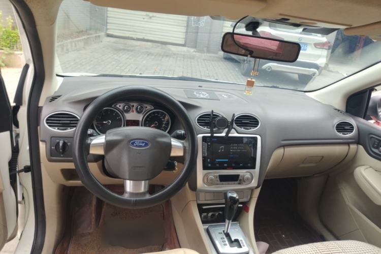 Used Ford Focus 2013 Sedan Classic 1.8L Automatic Fashion Edition Center Console