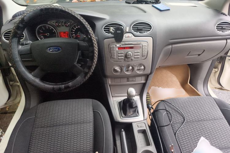 Used Ford Focus 2013 Hatchback Classic 1.8L Manual Base Model Center Console