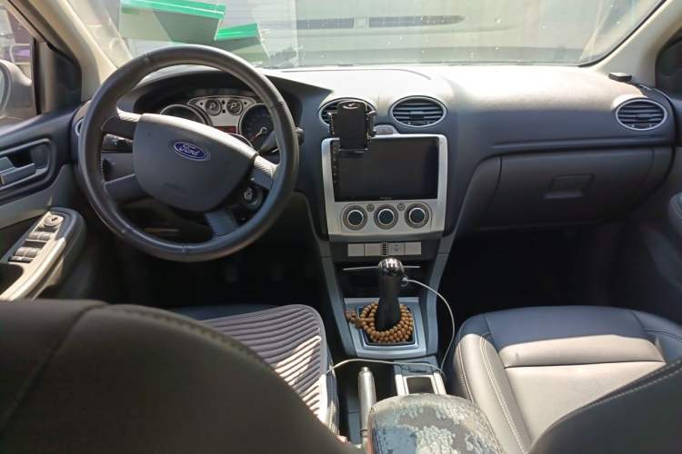 Used Ford Focus 2013 Hatchback Classic 1.8L Manual Base Model Center Console