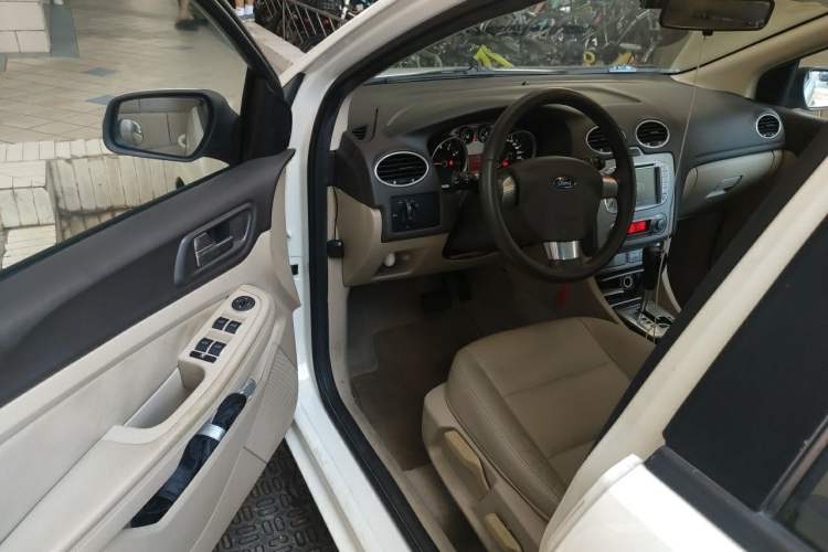 Used Ford Focus 2013 Sedan Classic 1.8L Automatic Fashion Edition Driver Seat