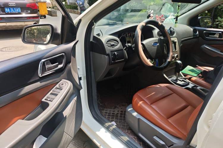Used Ford Focus 2013 Hatchback Classic 1.8L Automatic Millionth Anniversary Edition Driver Seat