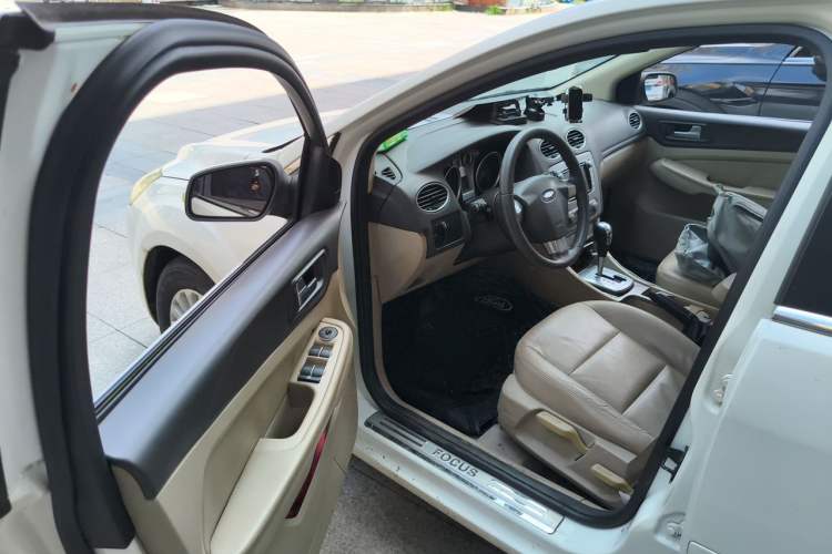 Used Ford Focus 2013 Sedan Classic 1.8L Automatic Fashion Edition Driver Seat