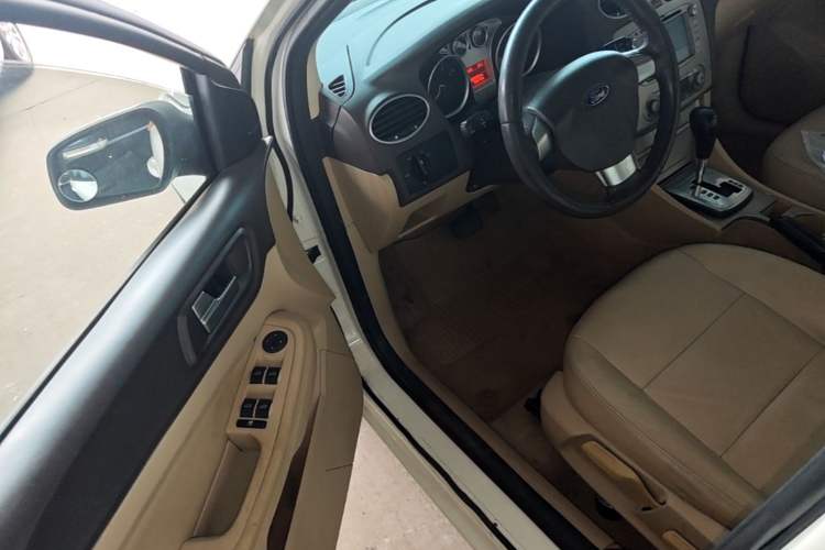 Used Ford Focus 2013 Sedan Classic 1.8L Automatic Fashion Edition Driver Seat