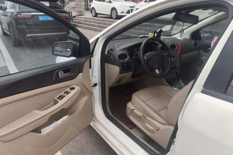 Used Ford Focus 2013 Hatchback Classic 1.8L Automatic Fashion Edition Driver Seat