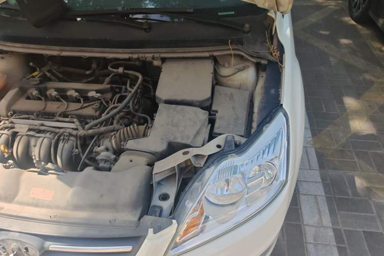 Used Ford Focus 2013 Sedan Classic 1.8L Manual Base Model Engine Bay Left