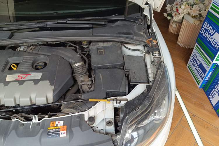 Used Ford Focus 2013 2.0T ST Standard Edition Engine Bay Left