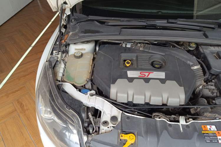 Used Ford Focus 2013 2.0T ST Standard Edition Engine Bay Right