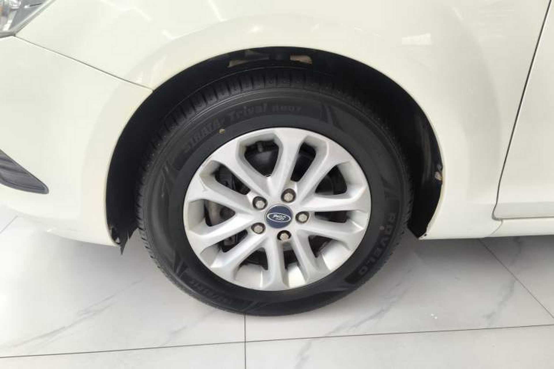 Used Ford Focus 2013 Sedan Classic 1.8L Manual Base Model Exterior 4
