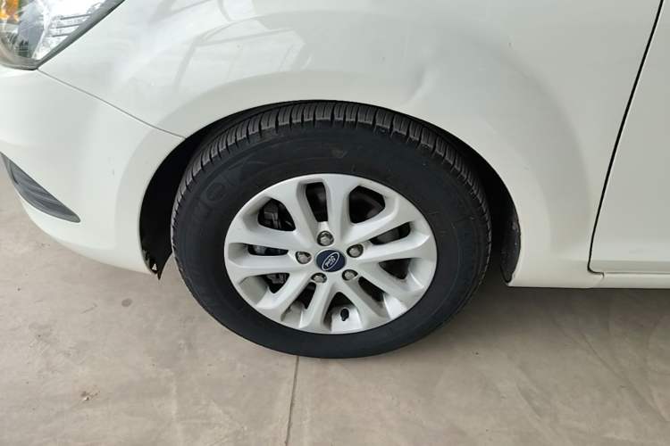 Used Ford Focus 2013 Hatchback Classic 1.8L Automatic Base Model Exterior 4