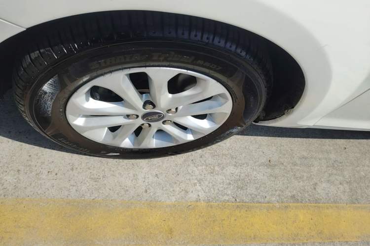 Used Ford Focus 2013 Hatchback Classic 1.8L Automatic Base Model Exterior 4