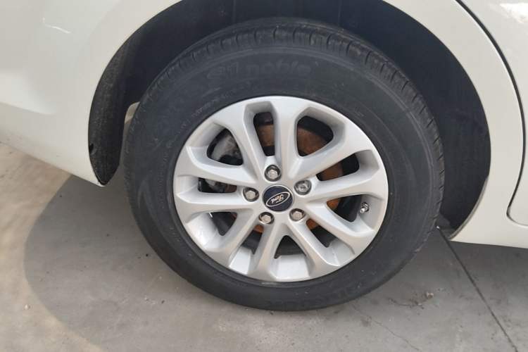 Used Ford Focus 2013 Sedan Classic 1.8L Manual Base Model Exterior 5
