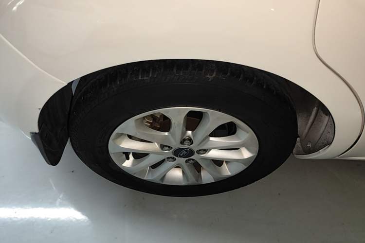 Used Ford Focus 2013 Hatchback Classic 1.8L Automatic Base Model Exterior 5