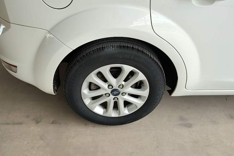Used Ford Focus 2013 Hatchback Classic 1.8L Automatic Base Model Exterior 5