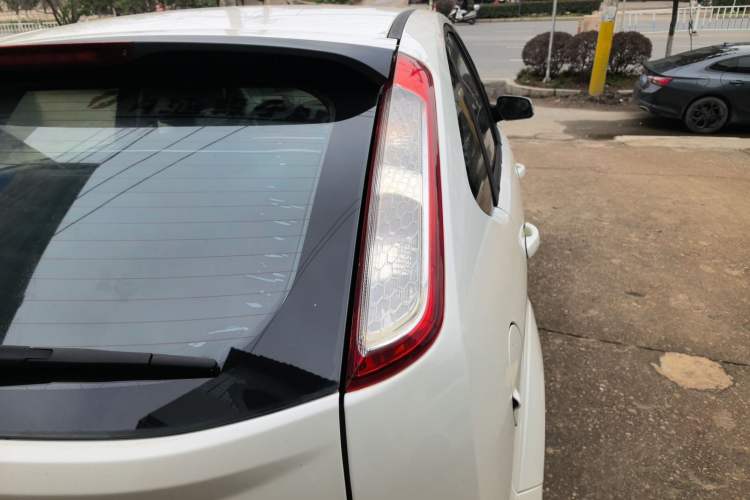 Used Ford Focus 2013 Hatchback Classic 1.8L Automatic Base Model Exterior 6