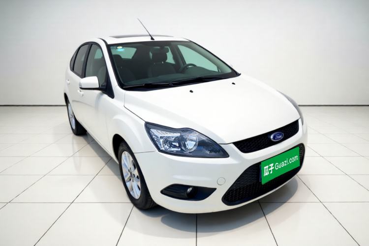 Used Ford Focus 2013 Hatchback Classic 1.8L Automatic Base Model Front Right 45 Deg