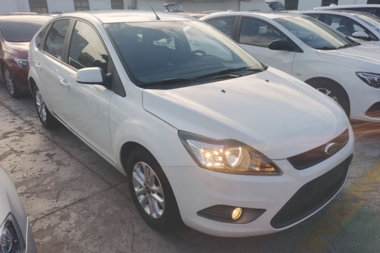 Used Ford Focus 2013 Hatchback Classic 1.8L Automatic Base Model Front Right 45 Deg