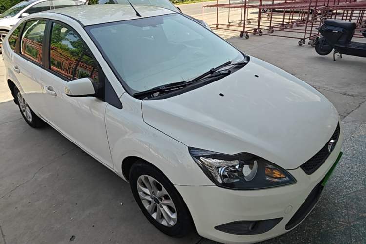 Used Ford Focus 2013 Hatchback Classic 1.8L Manual Base Model Front Right 45 Deg