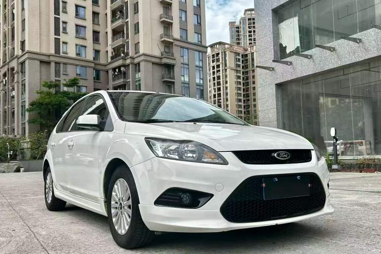 Used Ford Focus 2013 Hatchback Classic 1.8L Automatic Fashion Edition Front Right 45 Deg