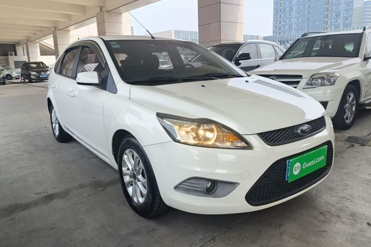 Used Ford Focus 2013 Hatchback Classic 1.8L Automatic Base Model Front Right 45 Deg