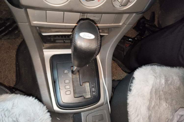 Used Ford Focus 2013 Hatchback Classic 1.8L Automatic Base Model Gear Lever