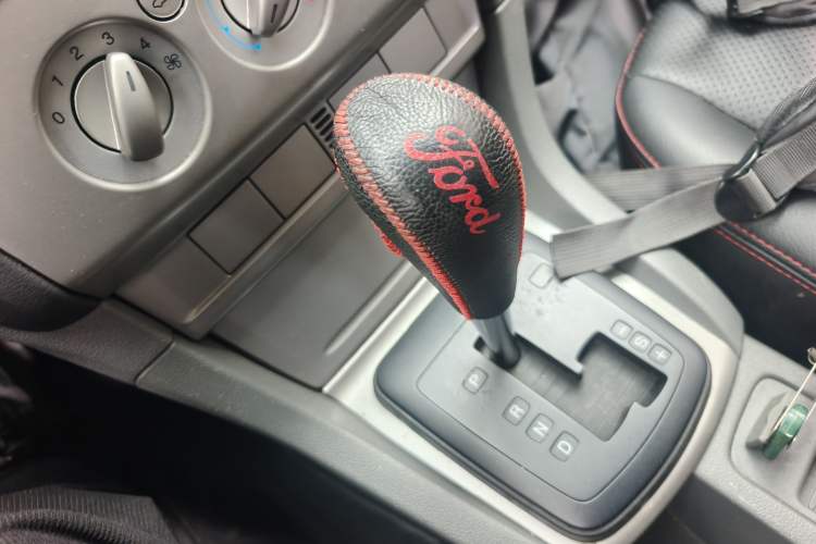 Used Ford Focus 2013 Hatchback Classic 1.8L Automatic Base Model Gear Lever