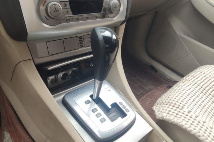 Used Ford Focus 2013 Sedan Classic 1.8L Automatic Fashion Edition Gear Lever