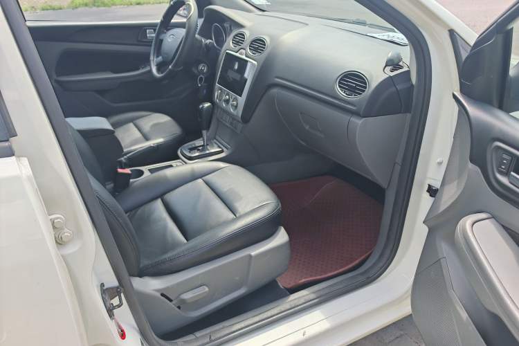 Used Ford Focus 2013 Hatchback Classic 1.8L Automatic Base Model Interior 4