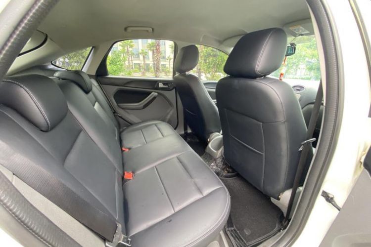 Used Ford Focus 2013 Hatchback Classic 1.8L Automatic Base Model Interior 5