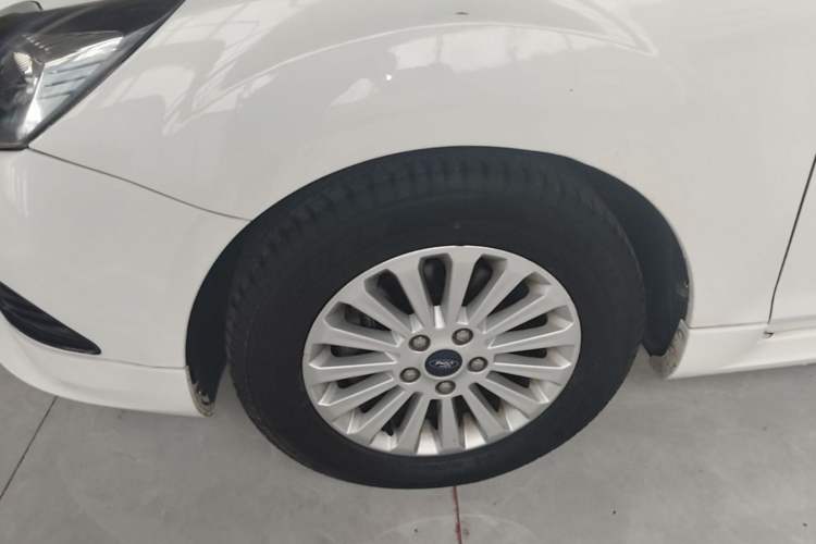Used Ford Focus 2013 Hatchback Classic 1.8L Automatic Fashion Edition Left Front Wheel Hub