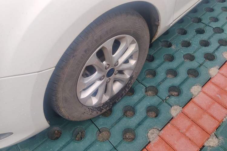 Used Ford Focus 2013 Hatchback Classic 1.8L Automatic Base Model Left Front Wheel Hub