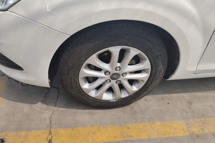 Used Ford Focus 2013 Sedan Classic 1.8L Manual Base Model Left Front Wheel Hub
